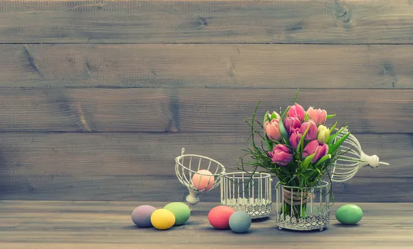 Flores de tulipa coloridas pastel e ovos de Páscoa — Fotografia de Stock