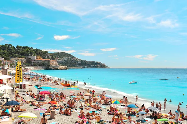 Gente relajándose en la playa pública de Niza — Foto de Stock