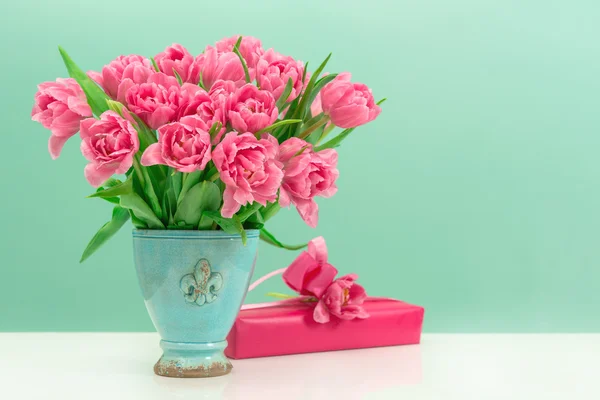 Rosa Tulpenblumen und Geschenkbox — Stockfoto