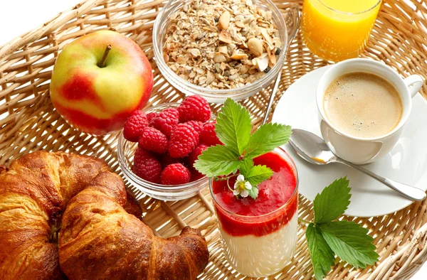 Frukost med kaffe, croissanter, apelsinjuice — Stockfoto