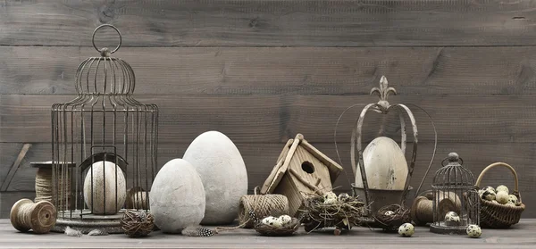 Wielkanoc dekoracje z jajka, gniazdo i klatka dla ptaków — Zdjęcie stockowe