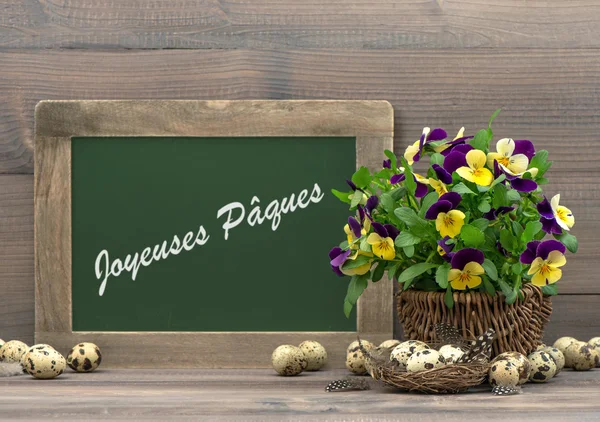 Paskalya dekorasyon homo çiçek ve yazı tahtası — Stok fotoğraf