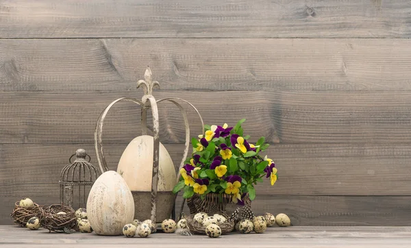 Pasen decoratie met eieren en viooltje bloemen — Stockfoto