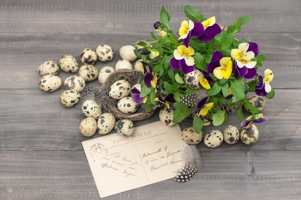 Flores, huevos de codorniz y tarjeta de felicitación — Foto de Stock