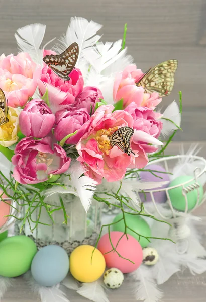 Flores de tulipán rosa, huevos de Pascua, mariposas —  Fotos de Stock