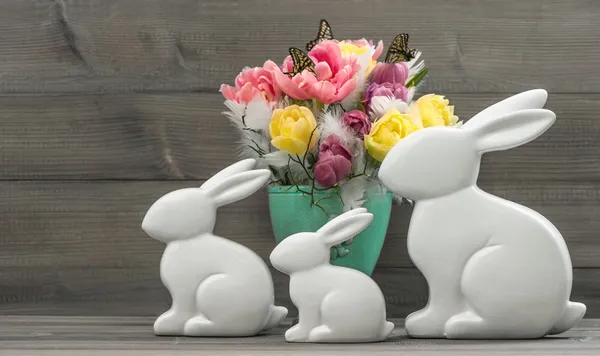 Easter bunnies with tulips flowers — Stock Photo, Image