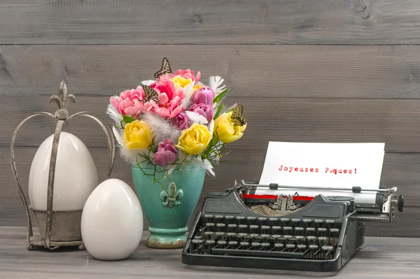 Bodegón de Pascua con tulipanes, huevos y máquina de escribir —  Fotos de Stock