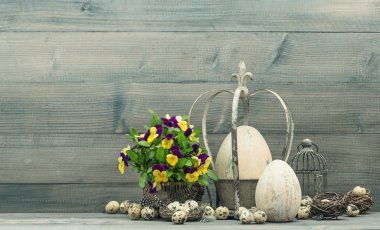 Paskalya yumurtaları ve homo çiçeklerle dekorasyon