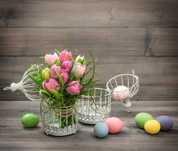 Fiori di tulipano rosa pastello e uova di Pasqua — Foto Stock