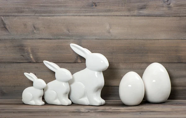 Familia de conejitos de Pascua y huevos de cerámica blanca —  Fotos de Stock