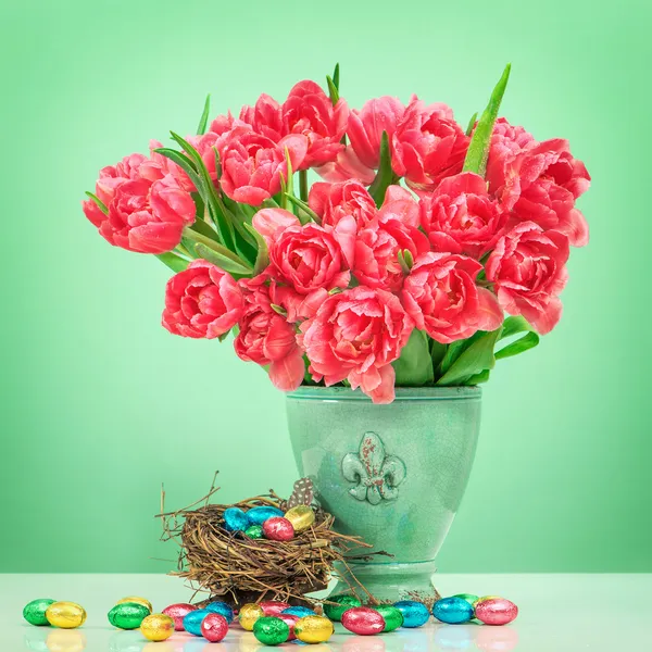 Czerwony tulipan kwiaty i czekoladowe jaja wielkanocne — Zdjęcie stockowe