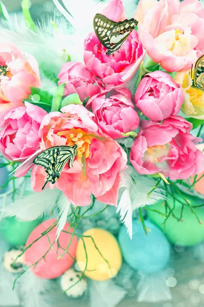 Roze tulp bloemen, vlinders en gekleurde eieren — Stockfoto