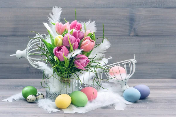 Tulip flowers and colored easter eggs — Stock Photo, Image