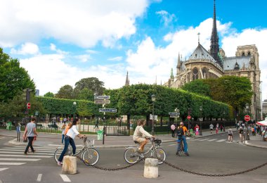 turistler ve yerliler için Paris ile sokak sahnesi