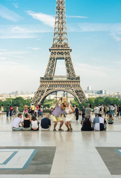 Tourists making selfie with famous Eiffel Tower — Stock Photo, Image