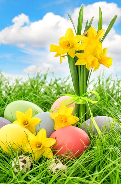 Huevos de Pascua y flores con cielo azul — Foto de Stock