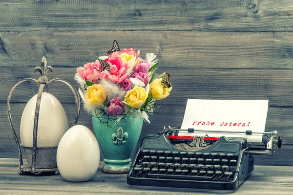 Osterdekoration mit Tulpen, Eiern und Schreibmaschine — Stockfoto