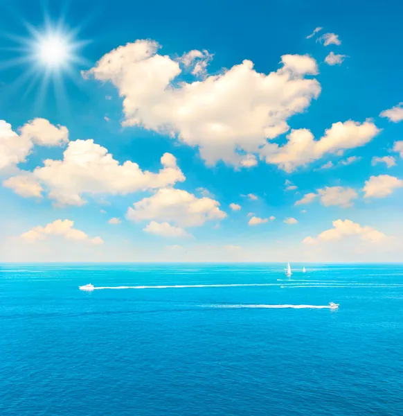 Turquoise sea water and perfect sunny blue sky — Stock Photo, Image