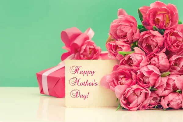 Tulipanes rosados, regalo y tarjeta de felicitación —  Fotos de Stock