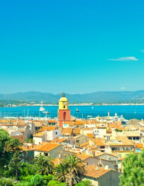 saint-tropez manzarası güzel. deniz manzarası ve mavi gökyüzü