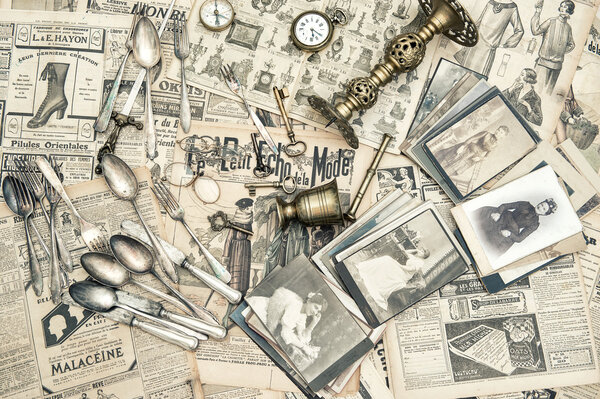 Антикварные товары, старые столовые приборы, часы, ключи, фотографии
