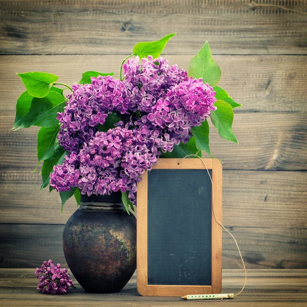 Buquê de flores lilás. quadro negro para o seu texto — Fotografia de Stock