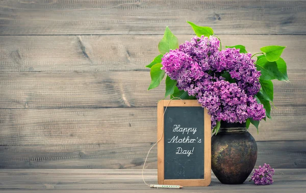 Bukett lila blommor. glad mors dag — Stockfoto