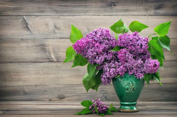 Boeket van lila bloemen in vaas — Stockfoto