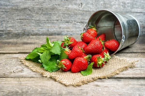 Fresh strawberries with green mint leaves — Stock Photo, Image