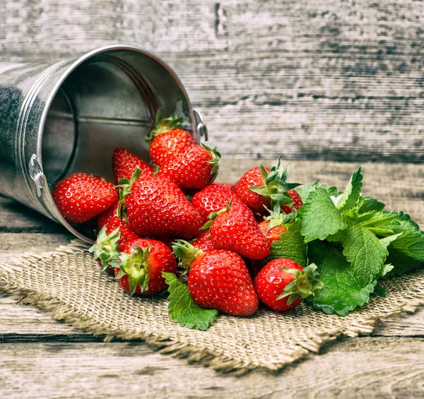 Frische Erdbeeren mit grünen Minzblättern — Stockfoto