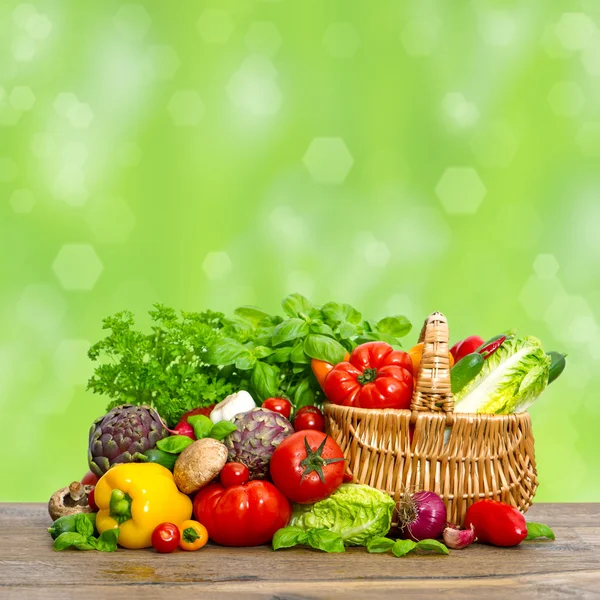 Verduras y hierbas sobre fondo verde — Foto de Stock