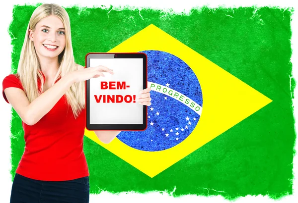 Jonge vrouw met vlag van Brazilië en tablet pc — Stockfoto