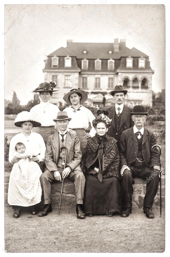 Old photography of a wealthy family