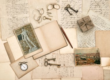 antika aksesuarlar, eski harfler, günlüğü kitap ve flo fotoğrafları