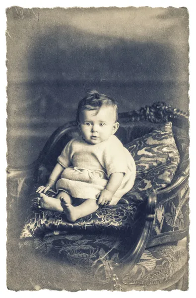 Imagine veche de la un bebeluș cu cereale de film originale — Fotografie, imagine de stoc