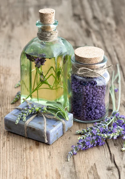 Lavendelolie, plantaardige zeep en badzout met bloemen — Stockfoto