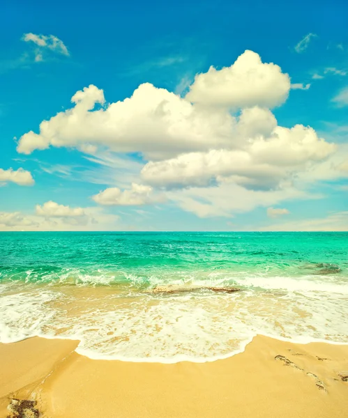 Vackra turkosa havet och perfekt blå himmel — Stockfoto