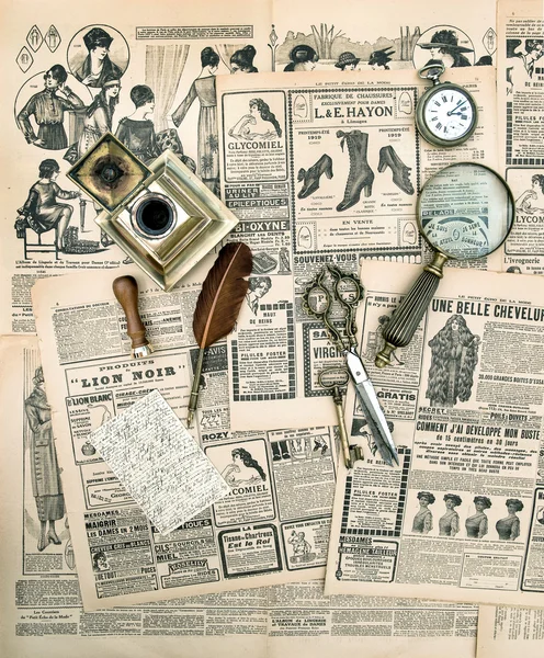 Acessórios antigos e ferramentas de escrita, revista de moda vintage — Fotografia de Stock