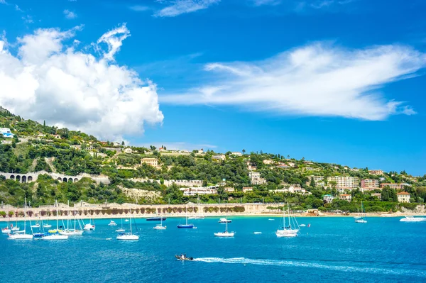 Французская Ривьера, вид на роскошный курорт недалеко от Ниццы и Монако — стоковое фото