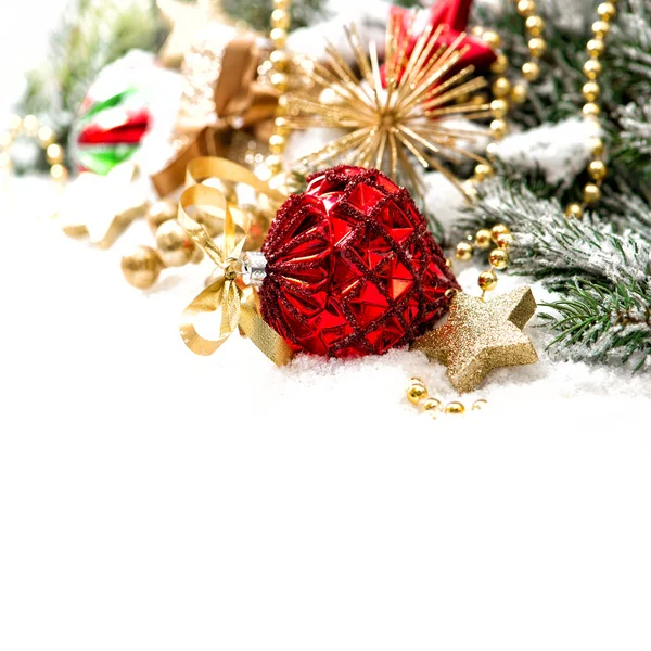 Рождественские украшения с красными шарами и золотыми звездами — стоковое фото