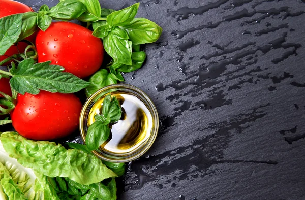 Färsk basilika örter och tomat med olivolja — Stockfoto