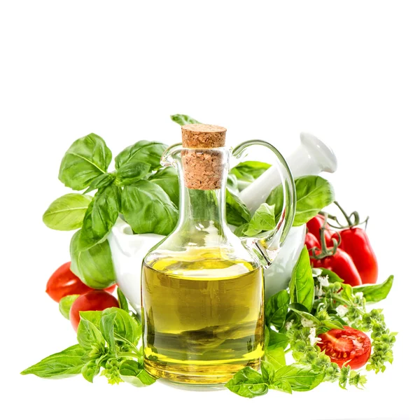 Оливковое масло, свежие листья базилика и помидоры. итальянский пищевой ингредиент — стоковое фото
