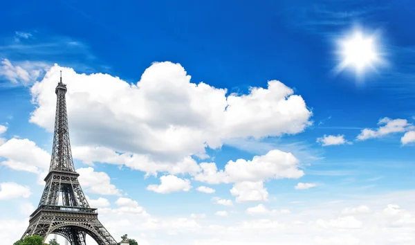 Эйфелева башня против облачного голубого неба — стоковое фото