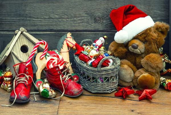 Decoración de Navidad con juguetes antiguos. retro estilo tonificado pictur —  Fotos de Stock