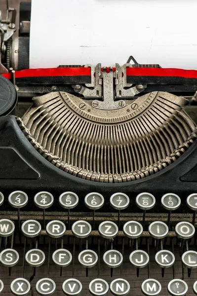 Старая пишущая машинка с пробелами для текста — стоковое фото