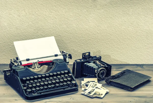 Máquina de escribir antigua y cámara de fotos vintage —  Fotos de Stock