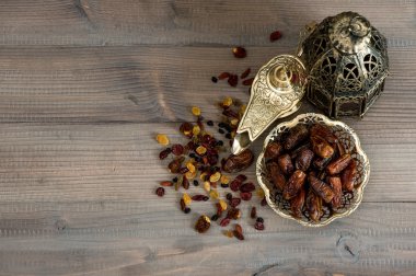 Natürmort vintage orintal latern, Kuru üzüm ve tarihleri