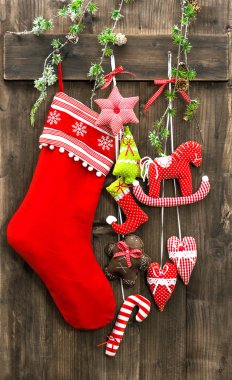 Kerstmis decoratie kous en handgemaakt speelgoed