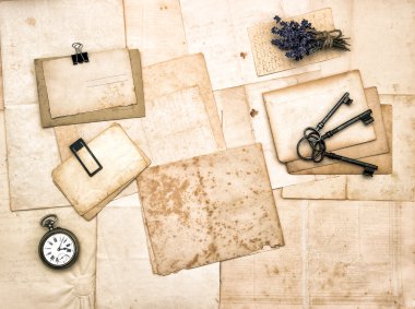 yaşlı kağıtları, vintage aksesuarları, anahtarlar, cep saati, lavanta f