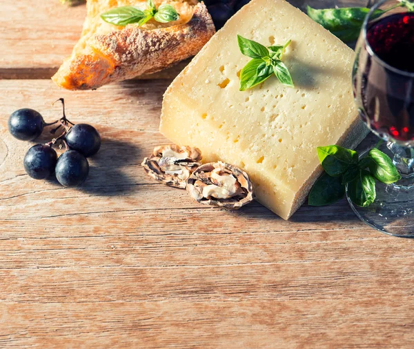 Cheese with red wine, walnuts and grapes. food ingredients — Stock Photo, Image